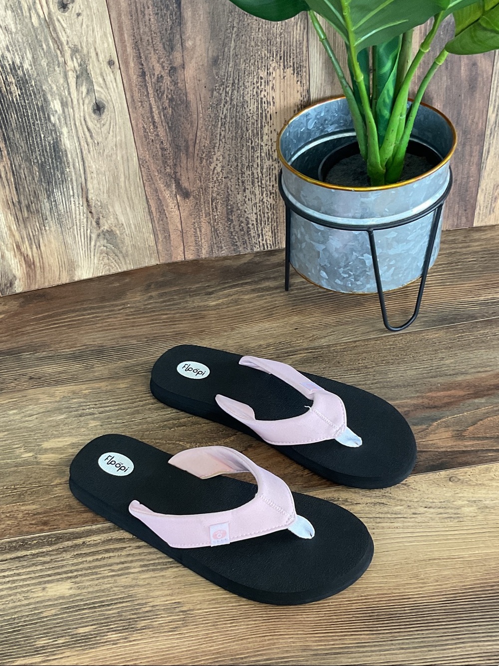 Floppi Women's Pink Strap Black Footbed Flip Flop Sandals 11 C360